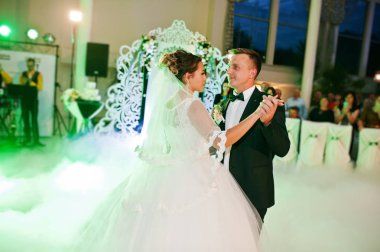 Büyük h ilk dansları dans güzel düğün çifti