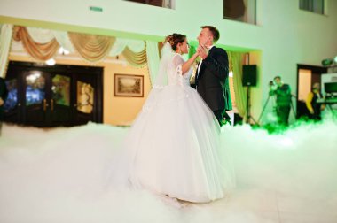 Büyük h ilk dansları dans güzel düğün çifti