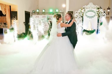 Büyük h ilk dansları dans güzel düğün çifti