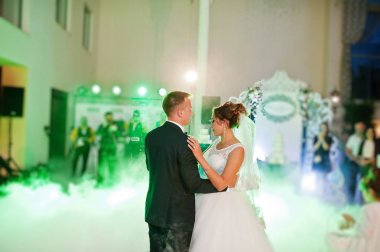 Büyük h ilk dansları dans güzel düğün çifti