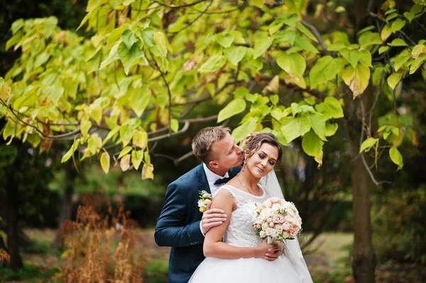 Yakışıklı yeni evli iki yürüyor ve her diğer zevk