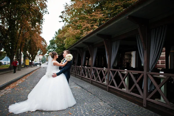 Romantique couple de mariage nouvellement marié câlins dans la rue d'un — Photo