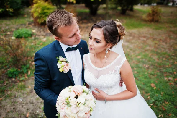 Bonita pareja de recién casados caminando y disfrutando de cada uno de los demás —  Fotos de Stock