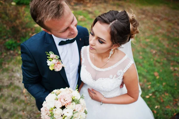 Yakışıklı yeni evli iki yürüyor ve her diğer zevk