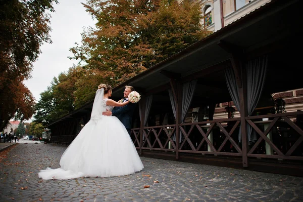 Romantique couple de mariage nouvellement marié câlins dans la rue d'un — Photo