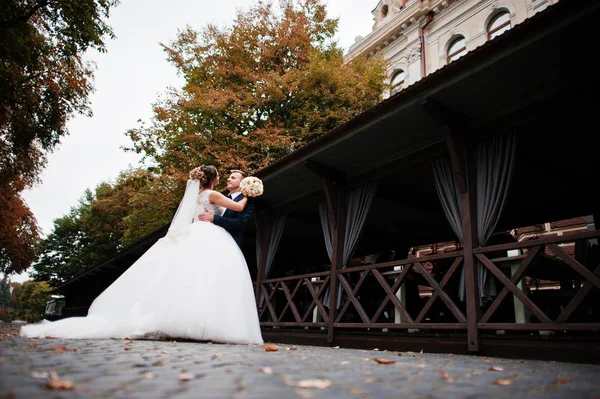 Romantisches frisch verheiratetes Hochzeitspaar, das sich auf der Straße eines — Stockfoto