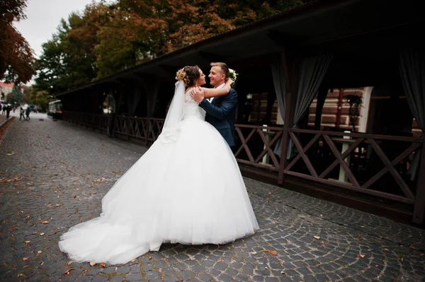 Romantik yeni evli evlilik çift sokakta sarılma bir