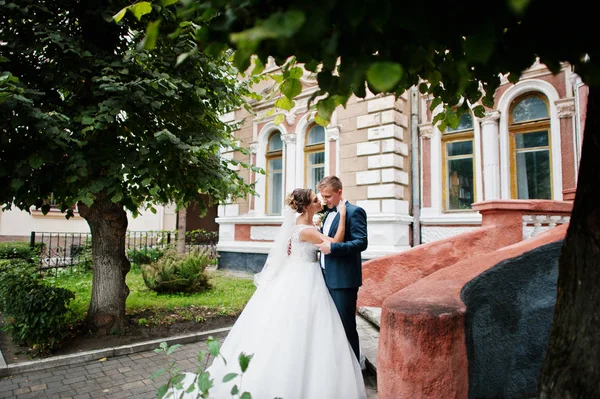 Yakışıklı yeni evli iki yürüyor ve her diğer zevk