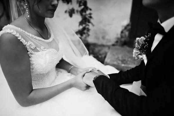 Fabuloso casal de casamento sentado ao lado da parede velha com hera um — Fotografia de Stock