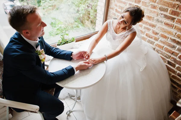 Muhteşem Düğün çifti rahat küçük kafede eski şehir.