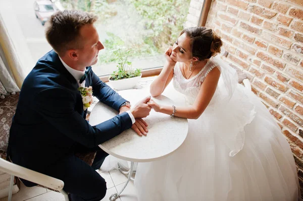 旧市街の居心地の良い小さなカフェで豪華な結婚式のカップル. — ストック写真