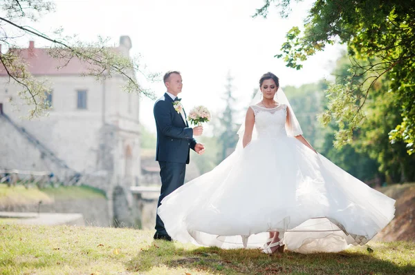 Harika Düğün çifti tepede muhteşem VI ile poz