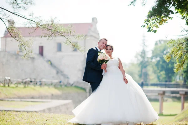 Harika Düğün çifti tepede muhteşem VI ile poz