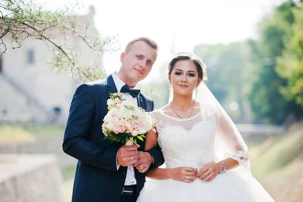 Harika Düğün çifti tepede muhteşem VI ile poz