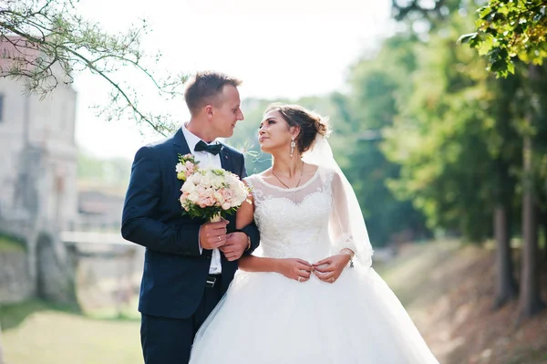 Harika Düğün çifti tepede muhteşem VI ile poz