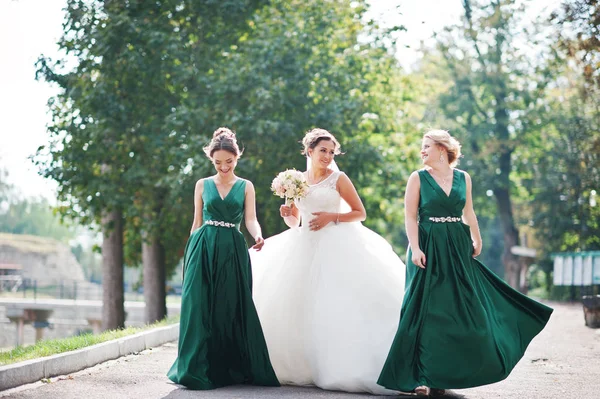 Yürüyüş, poz ve onun bridesmai ile eğleniyor muhteşem gelin