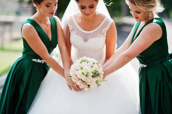 Yürüyüş, poz ve onun bridesmai ile eğleniyor muhteşem gelin