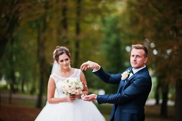 Yakışıklı yeni evli iki yürüyor ve her diğer zevk — Stok fotoğraf