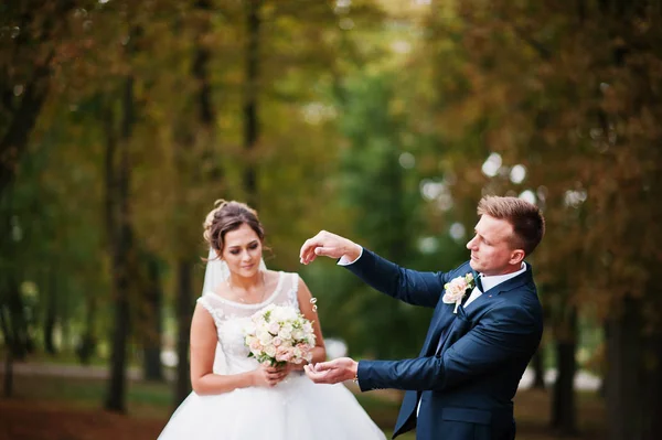 Bonita pareja de recién casados caminando y disfrutando de cada uno de los demás — Foto de Stock