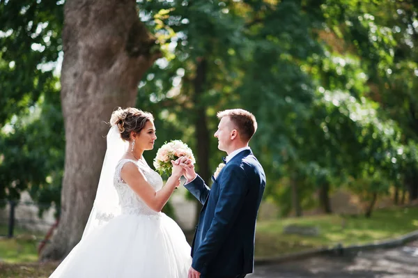 Bonito casal recém-casado andando e curtindo cada othe — Fotografia de Stock