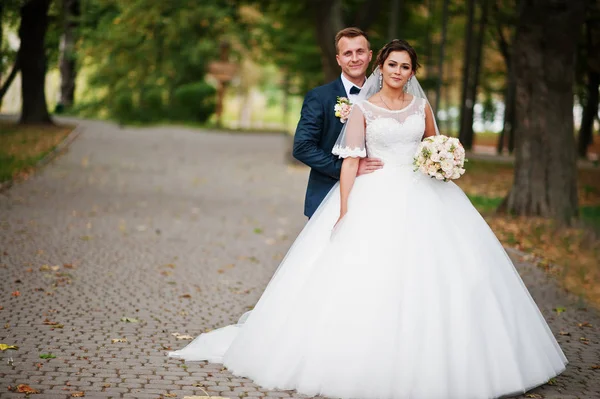 Bella coppia di sposi che camminano e si godono l'un l'altro — Foto Stock