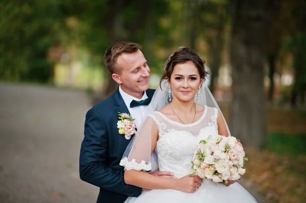 Snygg nygift par promenader och njuter av varje othe — Stockfoto