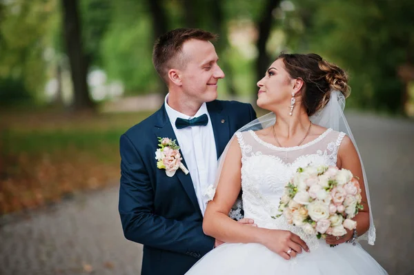 Snygg nygift par promenader och njuter av varje othe — Stockfoto