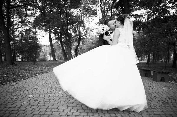 Gyönyörű esküvői pár csókolózás szabadtéri esküvő napján. Bla — Stock Fotó