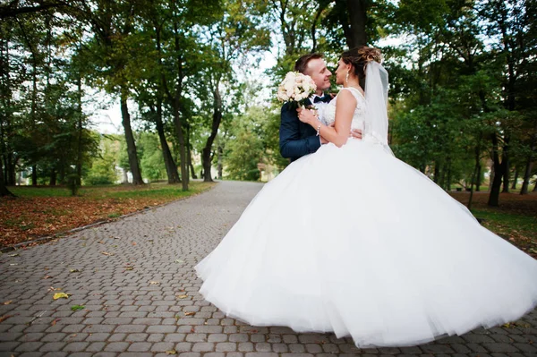 Yakışıklı yeni evli iki yürüyor ve her diğer zevk