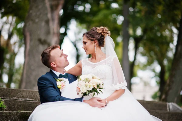 Herausragende Braut sitzt auf dem Schoß ihres Mannes während ihrer Hochzeit — Stockfoto