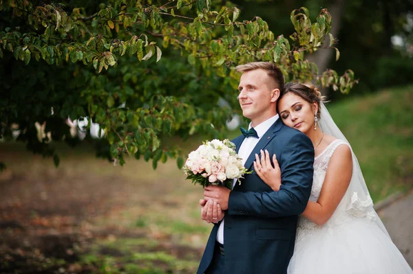 Yakışıklı yeni evli iki yürüyor ve her diğer zevk