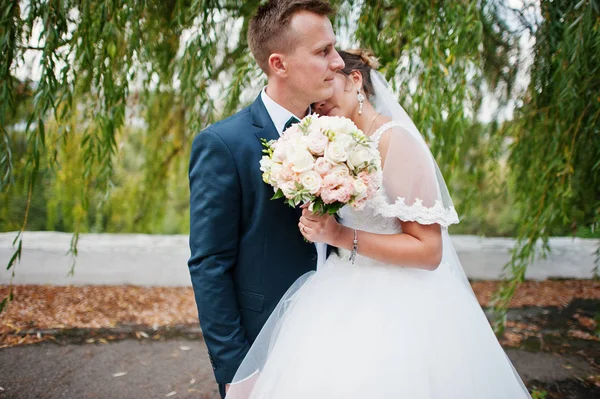 Yakışıklı yeni evli iki yürüyor ve her diğer zevk