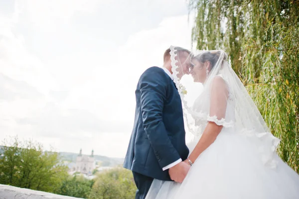 Bonito casal recém-casado olhando nos olhos um do outro — Fotografia de Stock