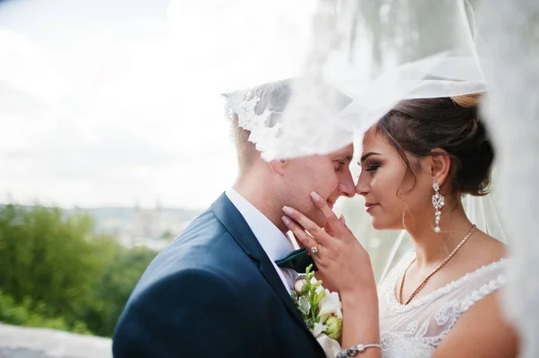 Snygg nygifta paret undersöker varandras ögon — Stockfoto