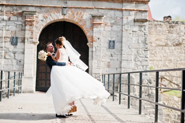 Yakışıklı damat elleri eski ga yanında karısını iplik