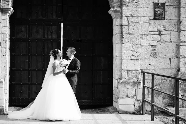 Yanında sarılma ve holding çok güzel düğün çifti eller 