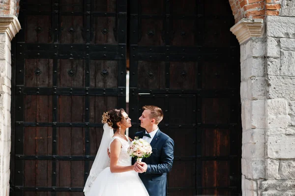 Sehr schönes Hochzeitspaar, das sich umarmt und Händchen hält neben — Stockfoto