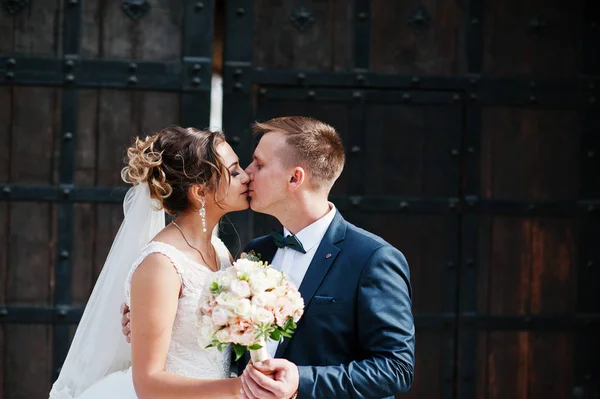 美しい結婚式のカップルが結婚式の日に屋外キス. — ストック写真