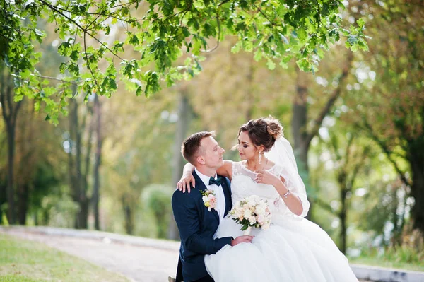 Onların düğünü sırasında kocasının kucağına oturan üstün gelin — Stok fotoğraf