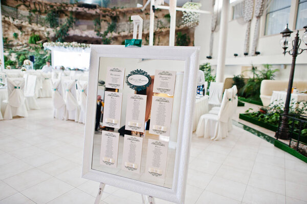 Свадебная доска со списком гостей
.