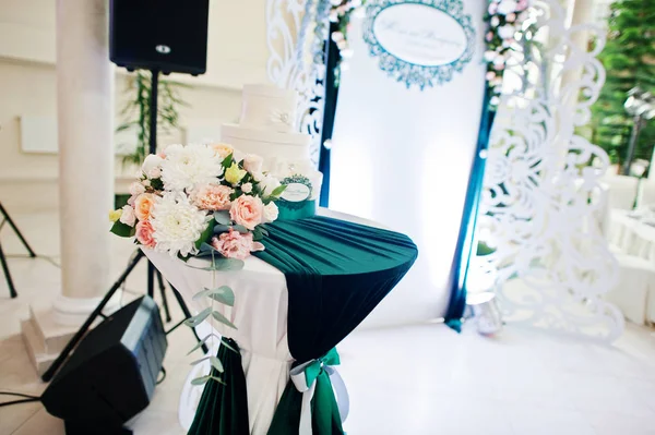 Beautiful decorated white and green box meant for wedding presen — Stock Photo, Image