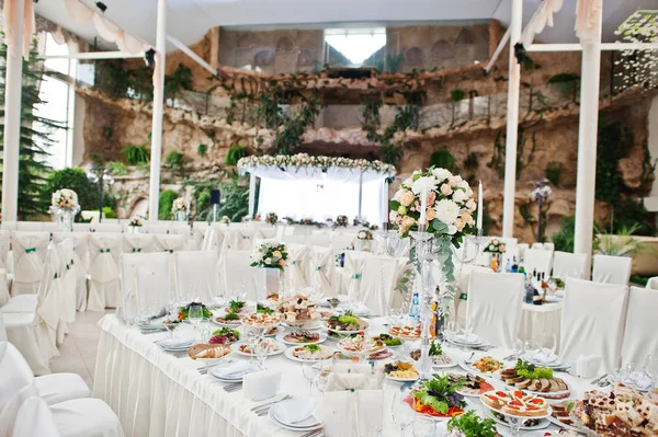 Knappe en smakelijke desserts op de bruiloft in de re — Stockfoto