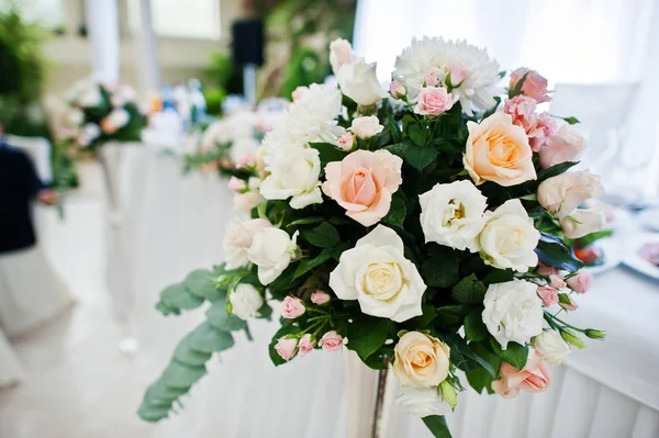 Vackra och eleganta bröllop blommig inredning. — Stockfoto
