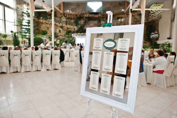 Davetli listesinde ile beyaz tahta düğün.