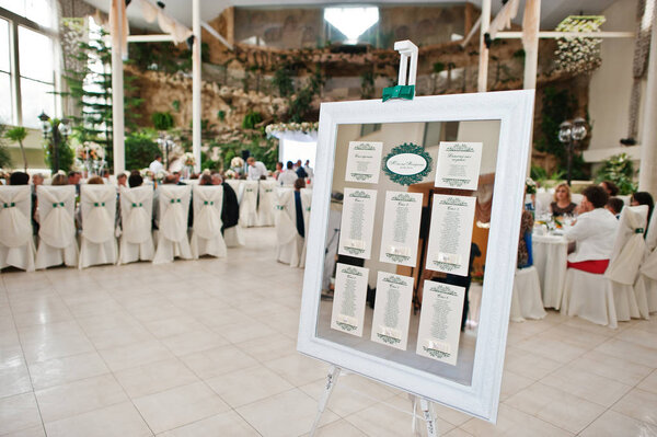 Свадебная доска со списком гостей
.