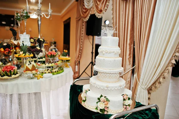 Masada duran şaşırtıcı ve lezzetli bej düğün pastası