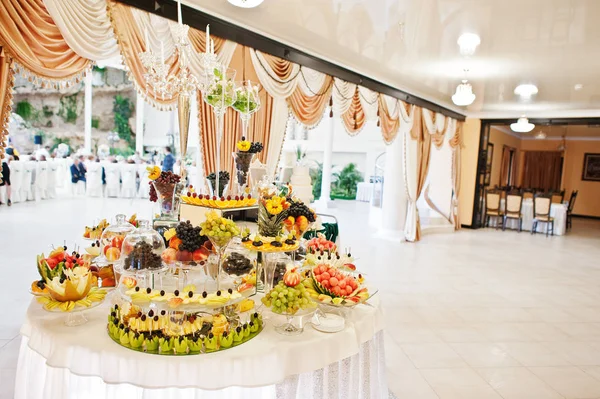 Frutas coloridas colocadas en la hermosa mesa decorada en el r —  Fotos de Stock