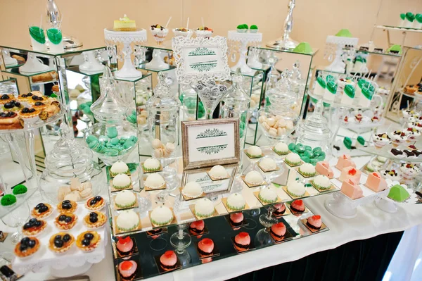 Snygga och läckra desserter på bröllopsmiddagen i re — Stockfoto