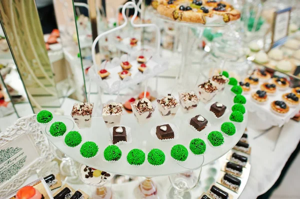 Düğün Ziyafet RE'deki üzerinde güzel ve lezzetli tatlılar