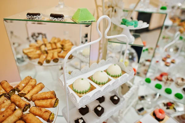 Düğün Ziyafet RE'deki üzerinde güzel ve lezzetli tatlılar